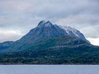 Blick zu den Gipfeln von Wolken umschwebt - Vesterålen